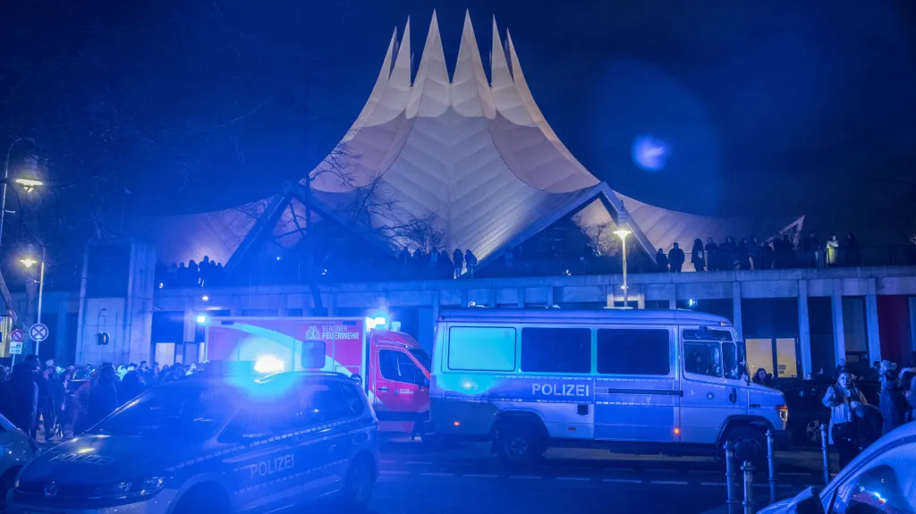 Zásah policie před halou Tempodrom