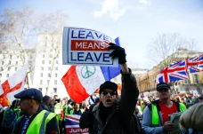 Britský ministr zahraničí varuje před snahou zastavit brexit. Spekuluje se o kvapném odchodu Mayové
