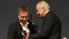 Miro Remo přebírá od Stellana Skarsgarda Křišťálový globus pro vítěze festivalu