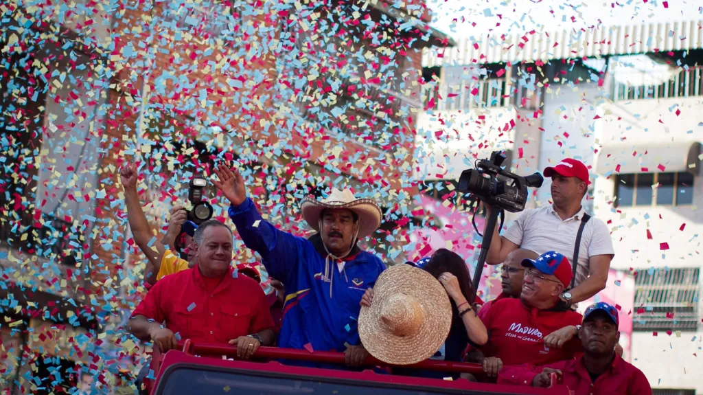 Nicolas Maduro (v klobouku)