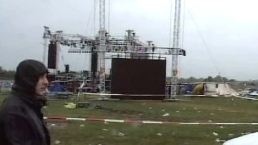 Zřícená konstrukce na festivalu Pohoda