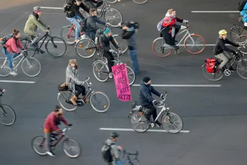 Cyklisté blokující dopravu i aktivisté předstírající smrt. Lidé po světě demonstrují kvůli klimatu