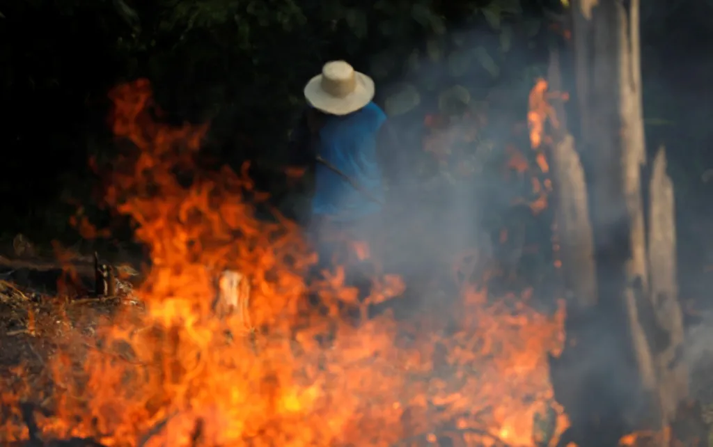 Vznik rozsáhlých požárů mohlo způsobit rozšiřování orné půdy vypalováním. Na snímku je farmář, který právě takovýmto způsobem zvětšuje území pro pěstování zemědělských plodin