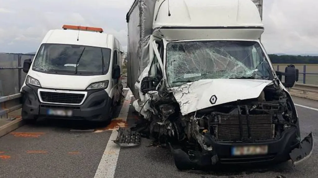 Nehoda polské dodávky a auta silničářů