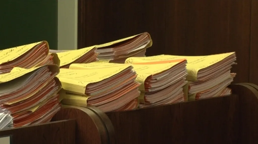 Insolvenční správkyně musí projít spisy skoro tisícovky věřitelů