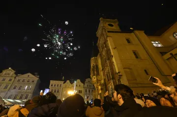 S příchodem nového roku lidé odpalovali pyrotechniku i v centru Prahy