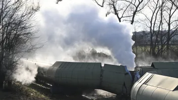 Unikající pára z prasklého horkovodního potrubí poblíž Opatovic nad Labem