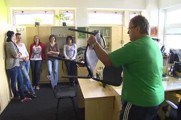 Úřednice ze Zábřehu se učí čelit agresi klientů v kurzu sebeobrany