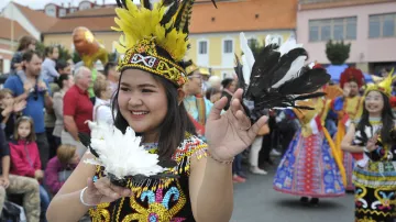 Slavnostní průvod centrem města – folklorní soubor z Indonésie