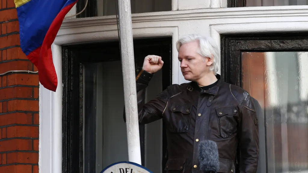 Julian Assange na ekvádorské ambasádě