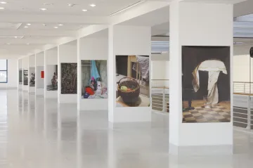 Poezie všednosti v maximálně očištěném prostoru. Markéta Othová ve Veletržním paláci ukazuje tři dekády práce