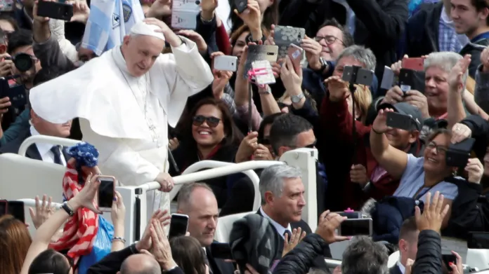 Papež František v davu svých příznivců