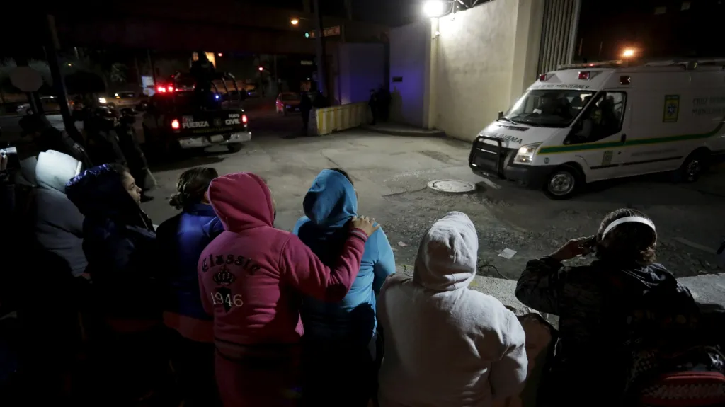 Rodiny vězňů čekají před zařízením Topo Chico