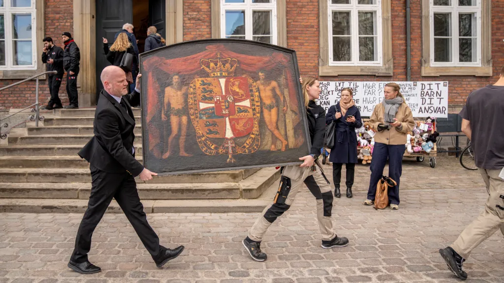 Lidé zachraňují historický obraz před požárem burzy v Kodani