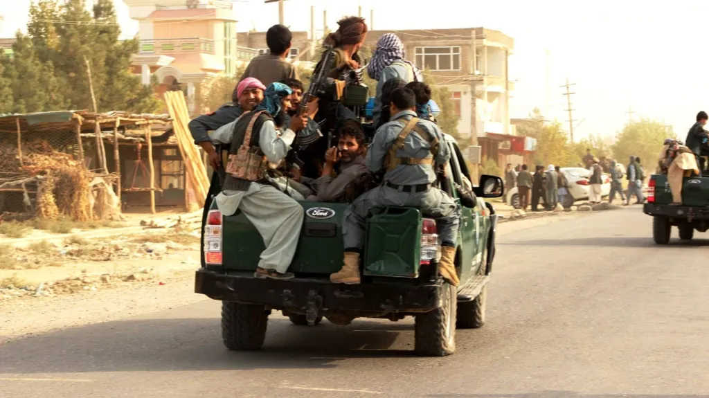 Afghánští vojáci se přesouvají ve městě Kundúz