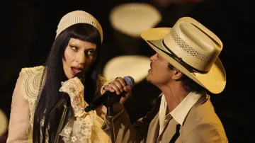 Lady Gaga a Bruno Mars na cenách Grammy (2025)