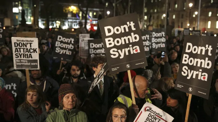 Britové před parlamentem demonstrovali proti náletům v Sýrii