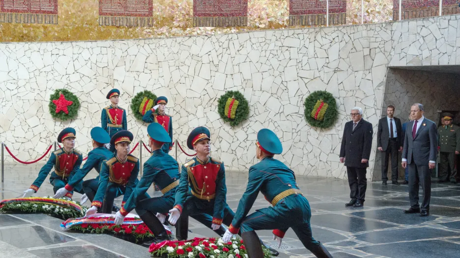 Frank-Walter Steinmeier a Sergej Lavrov u Mamajevovy mohyly ve Volgogradě