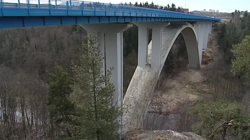 V Karlovarském kraji byl v jednom směru zprovozněn další z úseků rychlostní silnice R6.