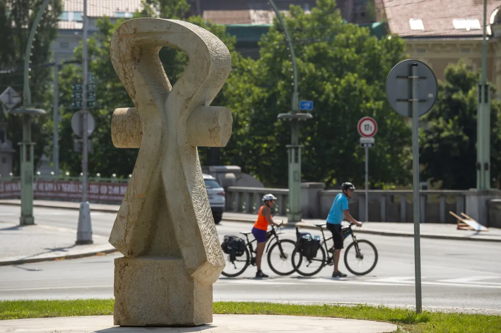 Hořice jsou vyhlášené kvalitním pískovcem, který se od druhé poloviny 19. století těžil téměř ve 150 lomech v okolí. V lomu U svatého Josefa se již pískovec netěží, pro sympozium kámen letos dodali kameníci z nedalekého Dubence. Fotografie představuje dílo Oleny Dodatkové s názvem Bod spojení
