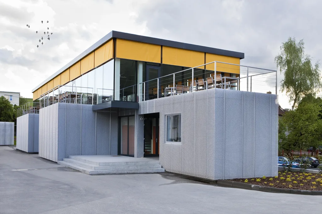 Vizovice u Zlína. Ukázky modulární architektury. Kromě prohlídky modulární firemní jídelny navštívíme i bronzovou medailí za architekturu oceněný český Expo pavilon autorů Chybík + Krištof AA z roku 2015 s úpravou interiéru od Olgoj Chorchoj. Zájemci si budou moci prohlédnout i výrobní prostory a uvidět tak, jak se vyrábí modulární objekty.