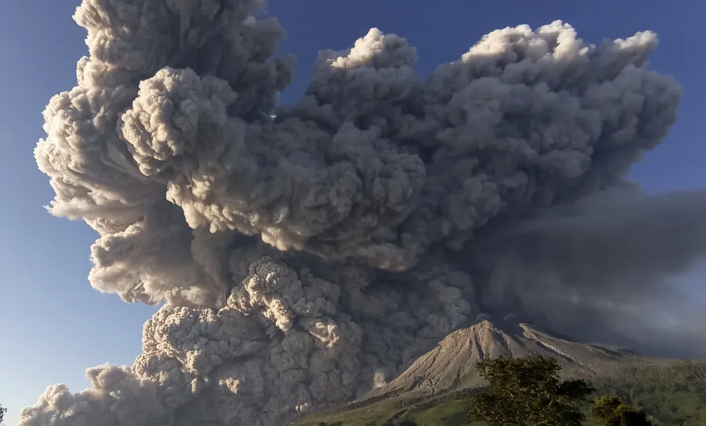 Indonéská sopka Mount Sinabung chrlí horký popel do výšky pěti kilometrů
