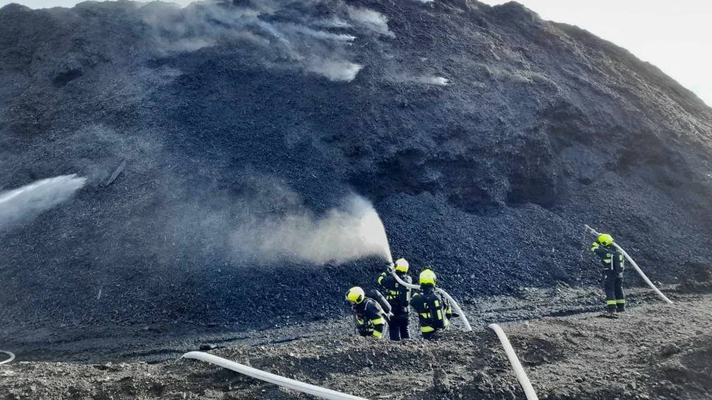 Požár hromady štěpky na skládce v Růžodolu u Litvínova