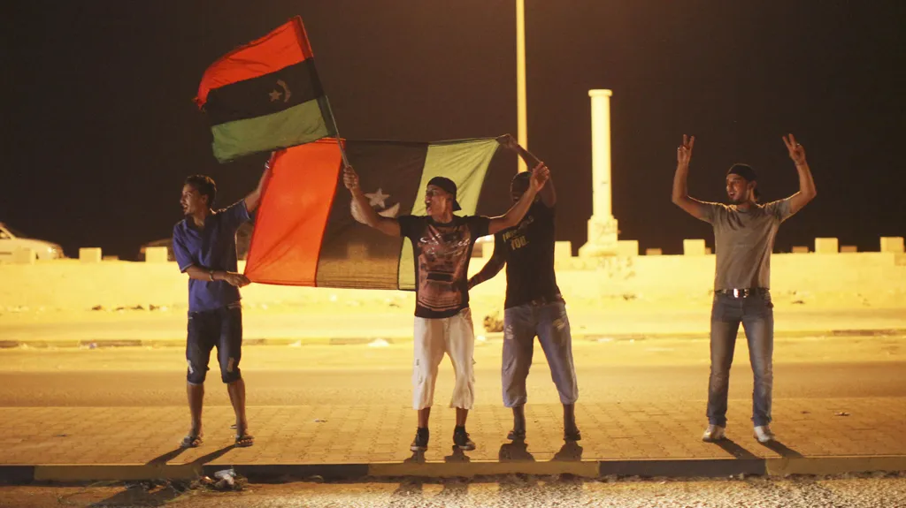 Libyjci oslavují zajetí Kaddáfího synů a vstup povstalců do Tripolisu