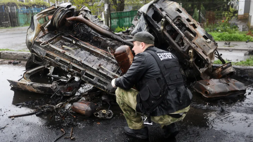 Zničené auto v obci Olenivka