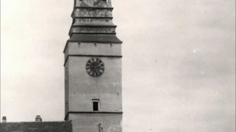 Zelená brána na historické fotografii -  s omítkou a bez ochozu