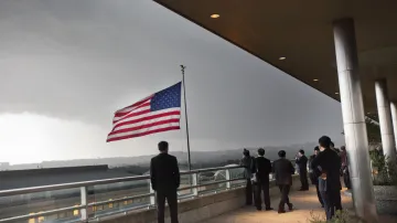 Zaměstnanci amerického ministerstva zahraničí sledují blížící se bouři ve Washingtonu D.C.