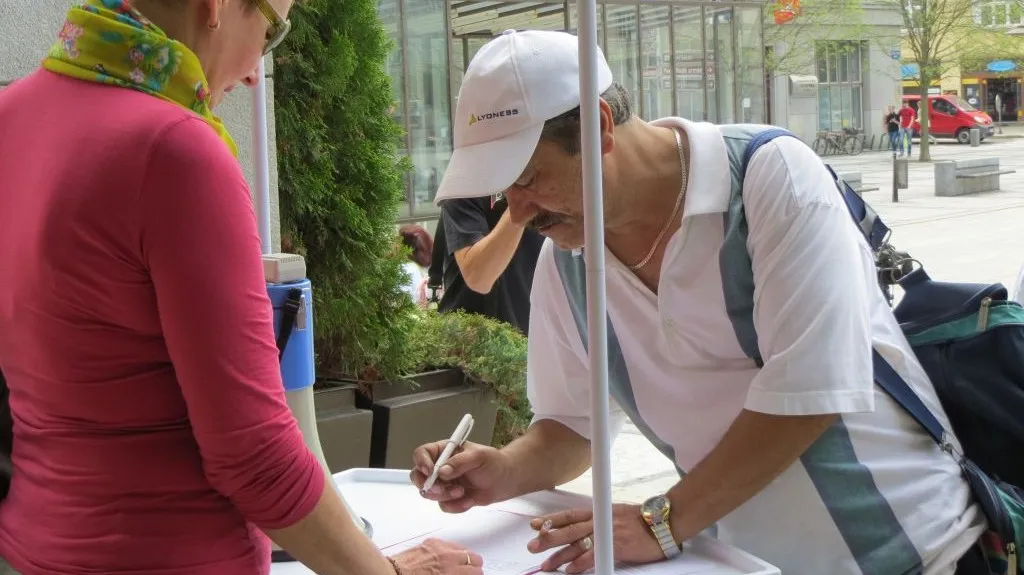 Podepisování petice proti stěhování obyvatel z Přednádraží