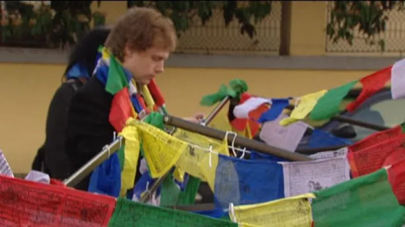 Reportáž o protestech před čínskou ambasádou