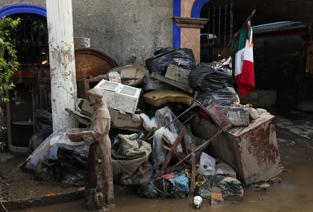 Přírodní katastrofa vyvolala také otázky ohledně závislosti mexické vlády na armádě, která čelí rostoucímu počtu úkolů. Armáda se podílí například na správě letišť, výstavbě infrastrukturních projektů nebo na distribuci pomoci právě při katastrofách