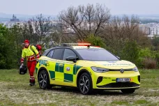 Záchranáři v Královéhradeckém kraji budou používat elektromobil. Jinde o něj nemají zájem