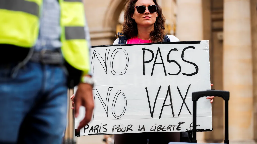 V Paříži se proti covid pasům mohutně protestovalo