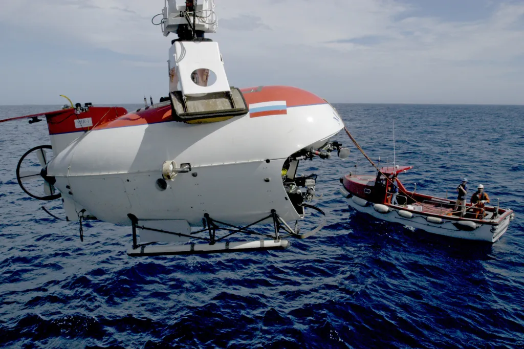 K vraku vyrazilo několik expedic. Jedna z nich natočila záběry, které filmaři použili ve filmu Titanic. Na jejich natáčení se podílely ruské ponorky Mir 1 a 2