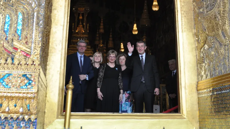 Místopředseda vládní Rady pro výzkum, vývoj a inovace (RVVI) Karel Havlíček, ministryně průmyslu Marta Nováková a premiér Andrej Babiš (vpředu zleva) navštívili 17. ledna 2019 Královský palác v Bangkoku.