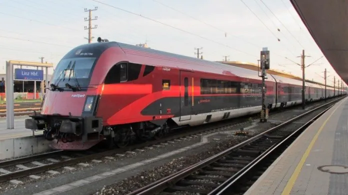 Vlak Railjet v barvách Rakouských spolkových drah (ÖBB)