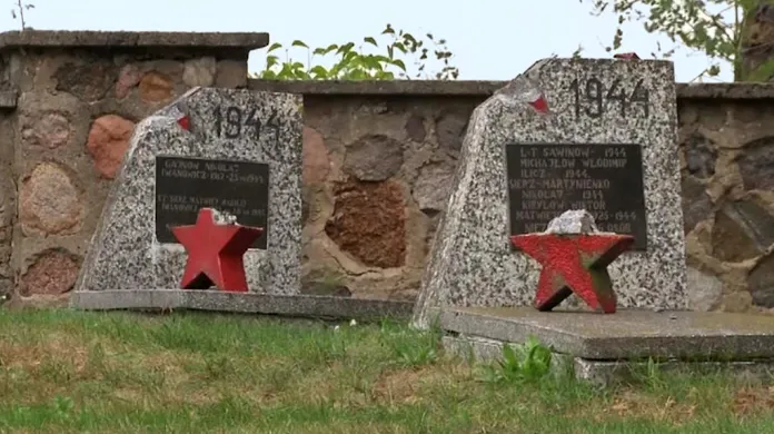Poničené hroby sovětských vojáků v Milejczycích