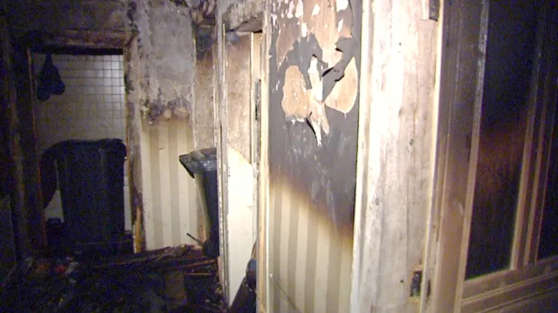 Následky požáru v domě v Kozí ulici