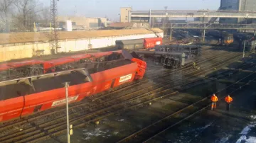 U Paskova vykolejilo 21 vagonů s uhlím