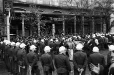 Demonstraci k výročí Československa v roce 1989 nezabránili vojáci ani propaganda