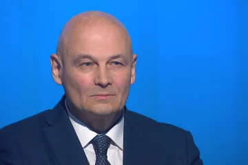 Razantnější zvyšování úrokových sazeb by inflaci nezpomalilo, říká bývalý bankéř ČNB Dědek
