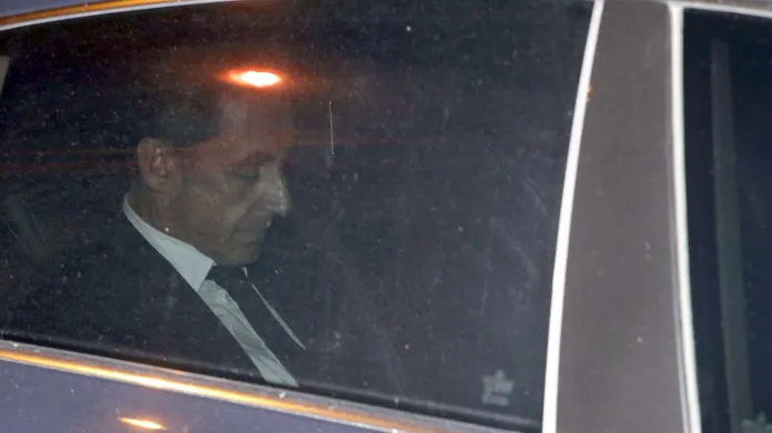Nicolas Sarkozy opouští sídlo protikorupční policie