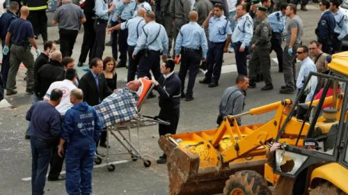 Palestinec zaútočil v Jeruzalémě buldozerem