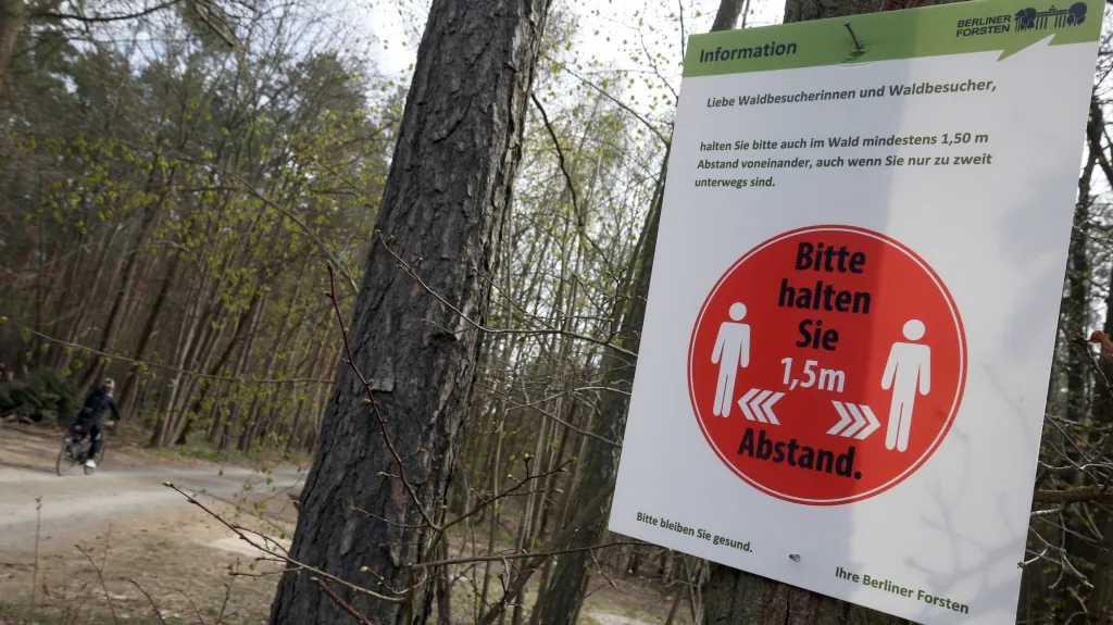 Cedule vyzývající k dodržování odstupu v berlínském lese