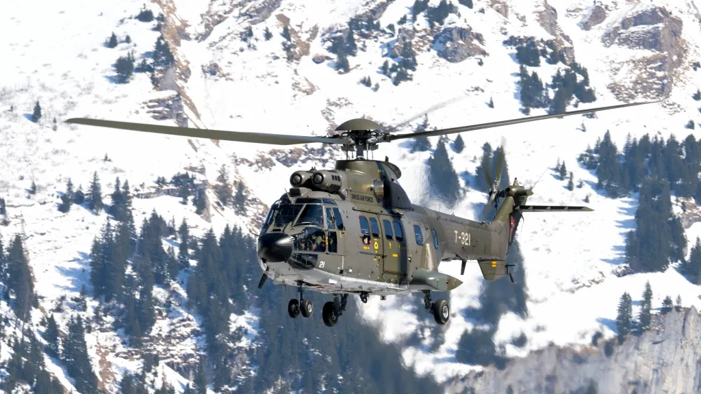 Vrtulník zasahující ve švýcarském Engelbergu po pádu kabiny lanovky