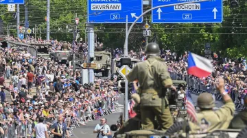 Lidé v plzeňských ulicích vítají Konvoj svobody