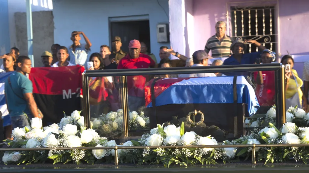 Urna Fidela Castra zamířila na hřbitov Svaté Ifigenie ve východokubánském Santiagu